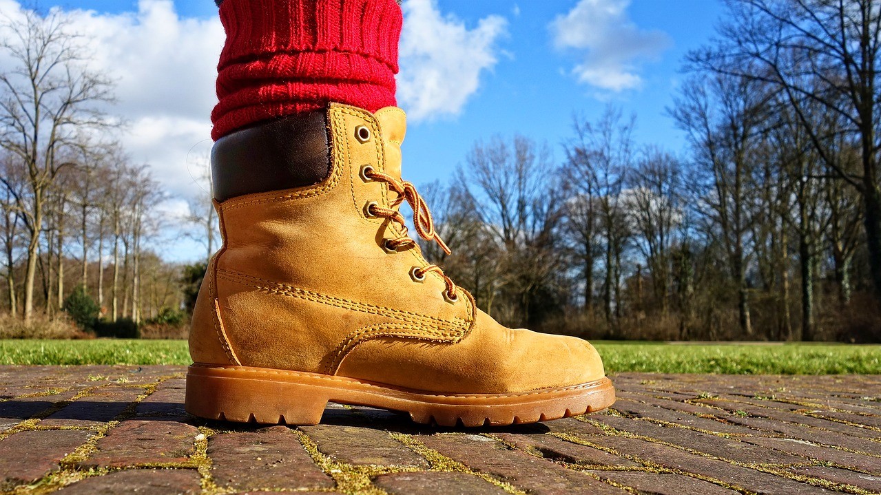 10 Best Steel Toe Boots For Sweaty Feet [Guide & Review]